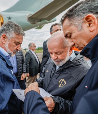 O ministro Waldez Góes mostra ao presidente Lula o planejamento das ações da sua pasta.