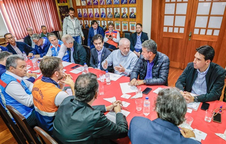 Todos à mesa para o mesmo objetivo: salvar vidas e reconstruir o estado.