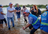 Waldez aciona válvula dispersora na Barragem de Oiticica para levar água do Velho Chico a municípios do Seridó