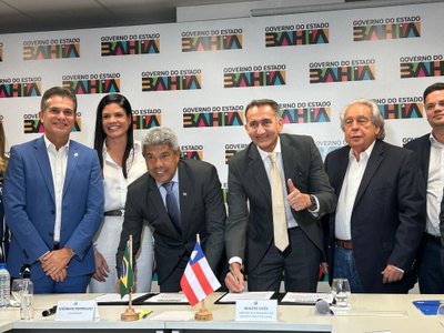 O governador Jerônimo Rodrigues e o ministro Waldez Góes assinam termos de execução de obras para beneficiar a população da Bahia.