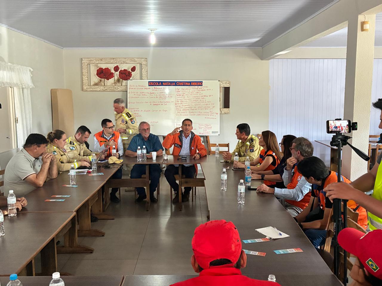 Waldez se reúne com defesas civis municipais e estadual, autoridades e técnicos da Defesa Civil Nacional. (Foto: Divulgação/MIDR)