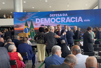 Waldez Góes participa de ato em defesa da democracia e afirma que desenvolvimento exige estabilidade institucional