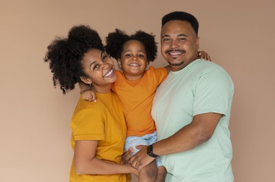 familia-negra-vista-frontal-posando-no-estudio.jpg