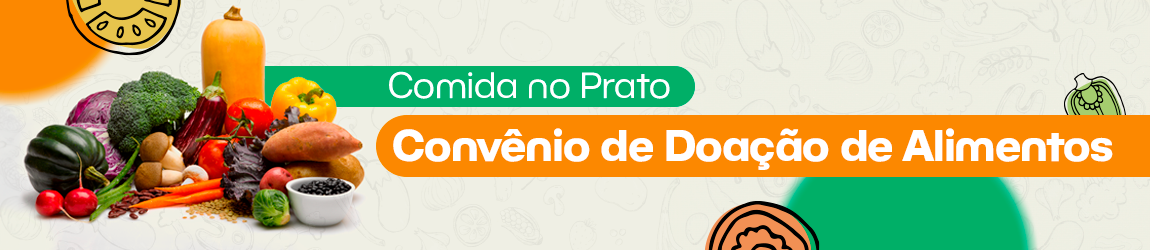 "Banner do programa Comida no Prato – Convênio de Doação de Alimentos, com fundo claro decorado por ícones de vegetais. À esquerda, uma variedade de alimentos frescos, como brócolis, abóbora, batata-doce, cenouras, pimentões e feijões. À direita, faixas verdes e laranja destacam os títulos ‘Comida no Prato’ e ‘Convênio de Doação de Alimentos’."