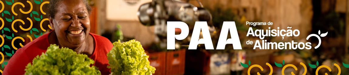 "Mulher sorridente segura dois maços de alface frescos. Ao fundo, elementos gráficos em verde e amarelo decoram a imagem. À direita, aparece o texto ‘PAA – Programa de Aquisição de Alimentos’ em branco."