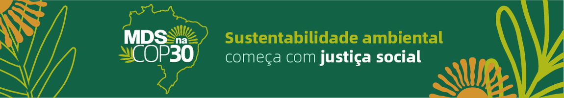 "Banner verde com ilustrações florais nas laterais. À esquerda, o mapa do Brasil com o texto ‘MDS na COP30’. À direita, a frase: ‘Sustentabilidade ambiental começa com justiça social’."