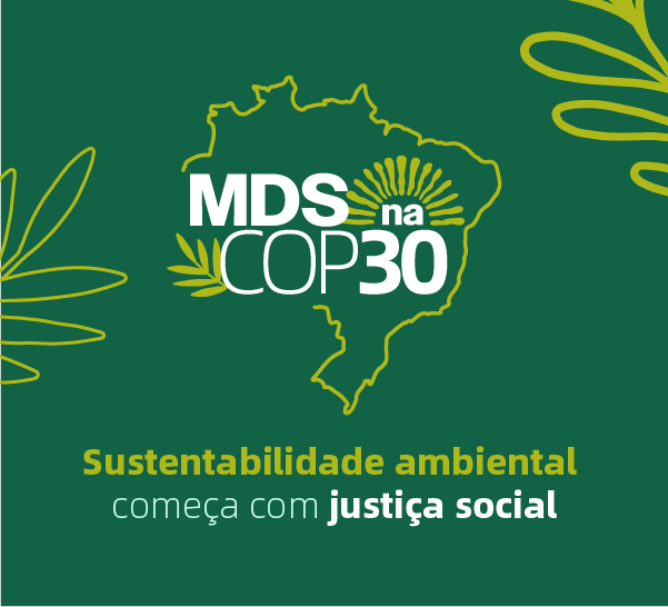 "Banner verde com ilustrações florais nas laterais. À esquerda, o mapa do Brasil com o texto ‘MDS na COP30’. À direita, a frase: ‘Sustentabilidade ambiental começa com justiça social’."