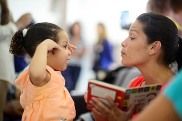 Mãe lendo para a criança