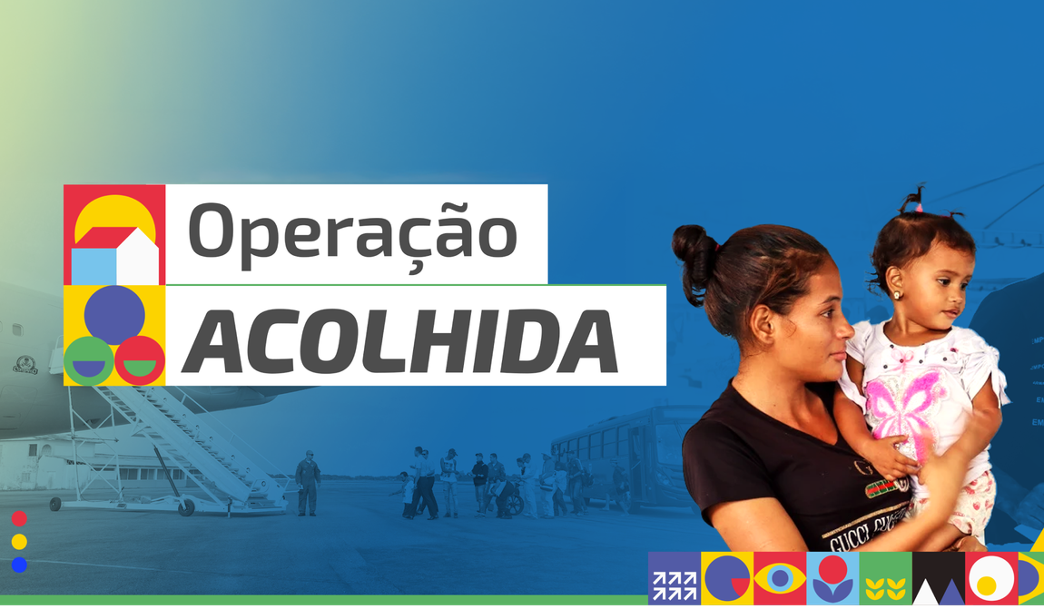 "Banner da Operação Acolhida com fundo em degradê azul e amarelo. À esquerda, o logotipo colorido da operação e o texto 'Operação Acolhida'. Ao fundo, pessoas desembarcando de um avião militar. À direita, uma mulher segura uma criança pequena nos braços."