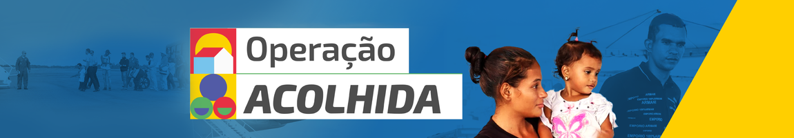 "Banner da Operação Acolhida com fundo em degradê azul e amarelo. À esquerda, o logotipo colorido da operação e o texto 'Operação Acolhida'. Ao fundo, pessoas desembarcando de um avião militar. À direita, uma mulher segura uma criança pequena nos braços."
