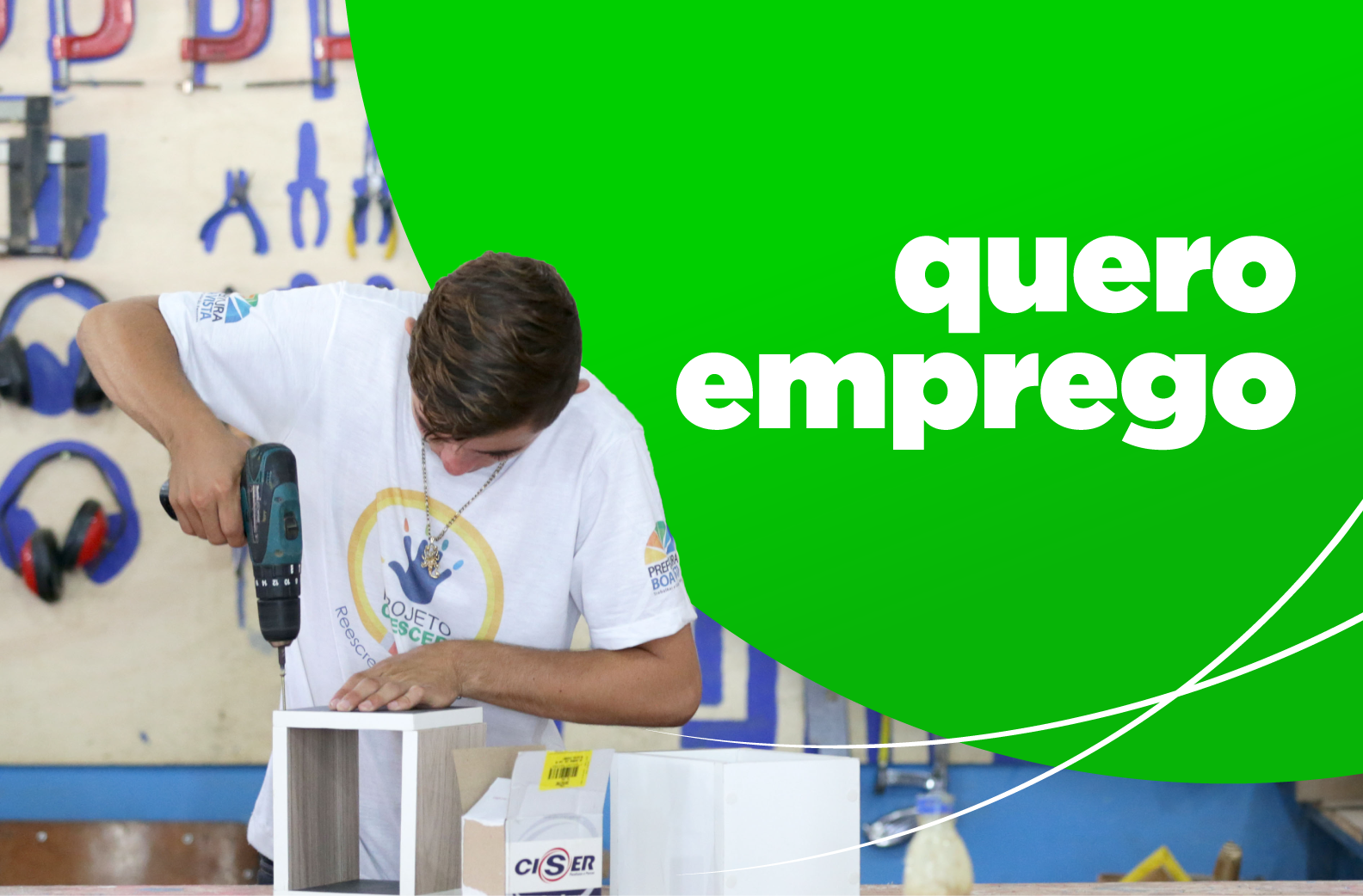 "Jovem trabalhando com furadeira em um ambiente de oficina, com um balão verde ao lado contendo o texto ‘quero emprego’ em branco."