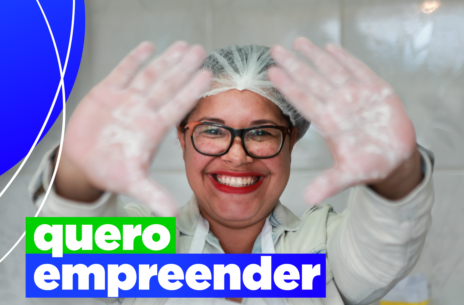 "Mulher com touca e luvas de cozinha sorri mostrando as mãos para a câmera; sobreposição com o texto ‘quero empreender’ em verde e azul."