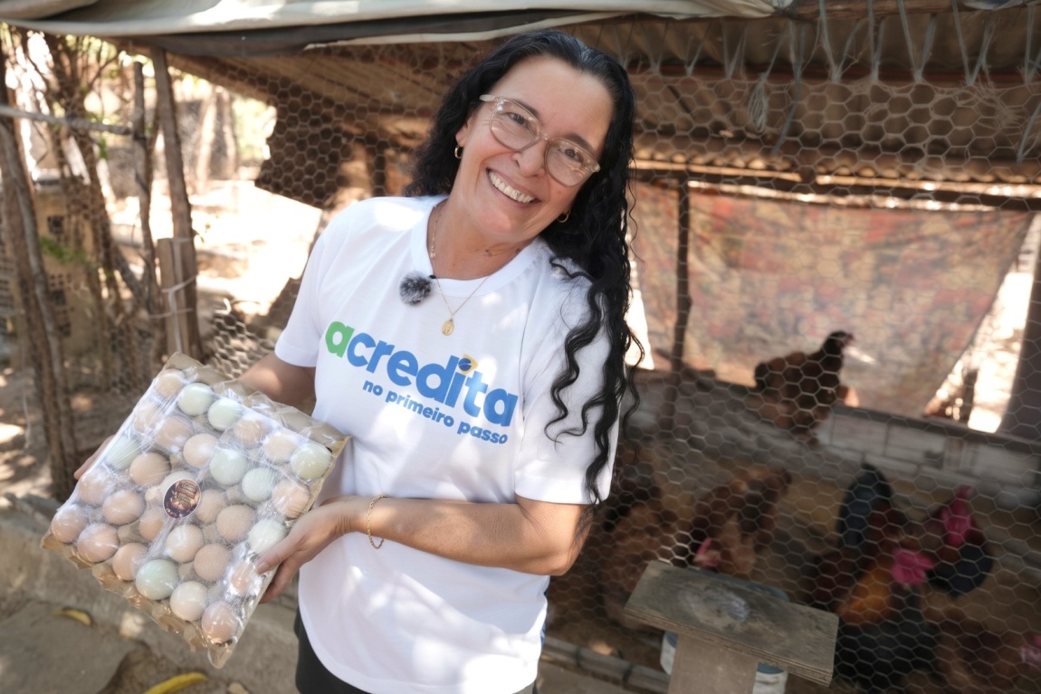 No Piauí, empreendedora transforma criação de galinhas em negócio e inspira outras mulheres pelo YouTube