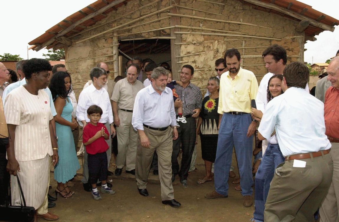 Visita do presidente Lula e de ministros à vila Irmã Dulce, em Teresina, em 2003. Foto: Agência Brasil