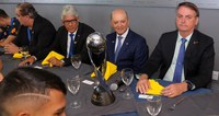Atletas sub-17 comemoram tetracampeonato mundial de futebol em evento com presidente da República e ministro da Cidadania