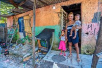 Casa própria com água na torneira: conheça a história de Adriele, beneficiária do Bolsa Família que sonhava em deixar área de risco