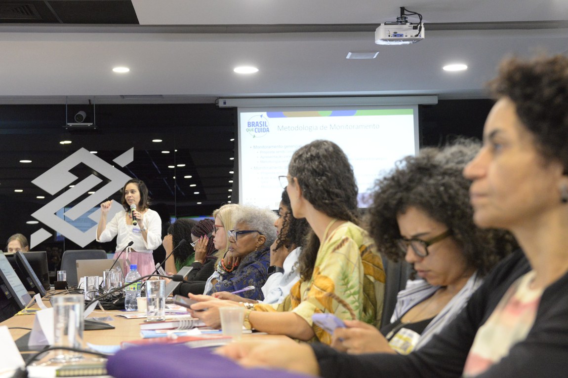 Com participação paritária entre governo e sociedade civil, colegiado dá início à estrutura de governança do Plano Nacional de Cuidados. Encontro definiu calendário de 2026 e estratégias para a territorialização da política