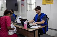 Conheça a história de jovem venezuelano no Brasil que atua na regularização migratória de outras pessoas