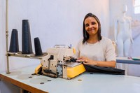 De beneficiária do Bolsa Família a empreendedora, costureira transforma ateliê com crédito do Acredita