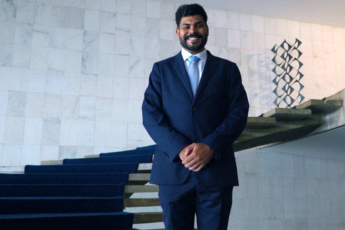 Douglas Rocha Almeida foi beneficiário do Bolsa Família por sete anos, estudou a vida inteira em escola pública, fez faculdade por meio do ProUNI e, depois da aprovação em um dos concursos mais difíceis do país, agora é diplomata