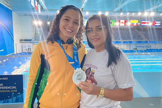 Clédina com a filha no Chile: primeira viagem internacional. Foto: Breno Barros/MEsp