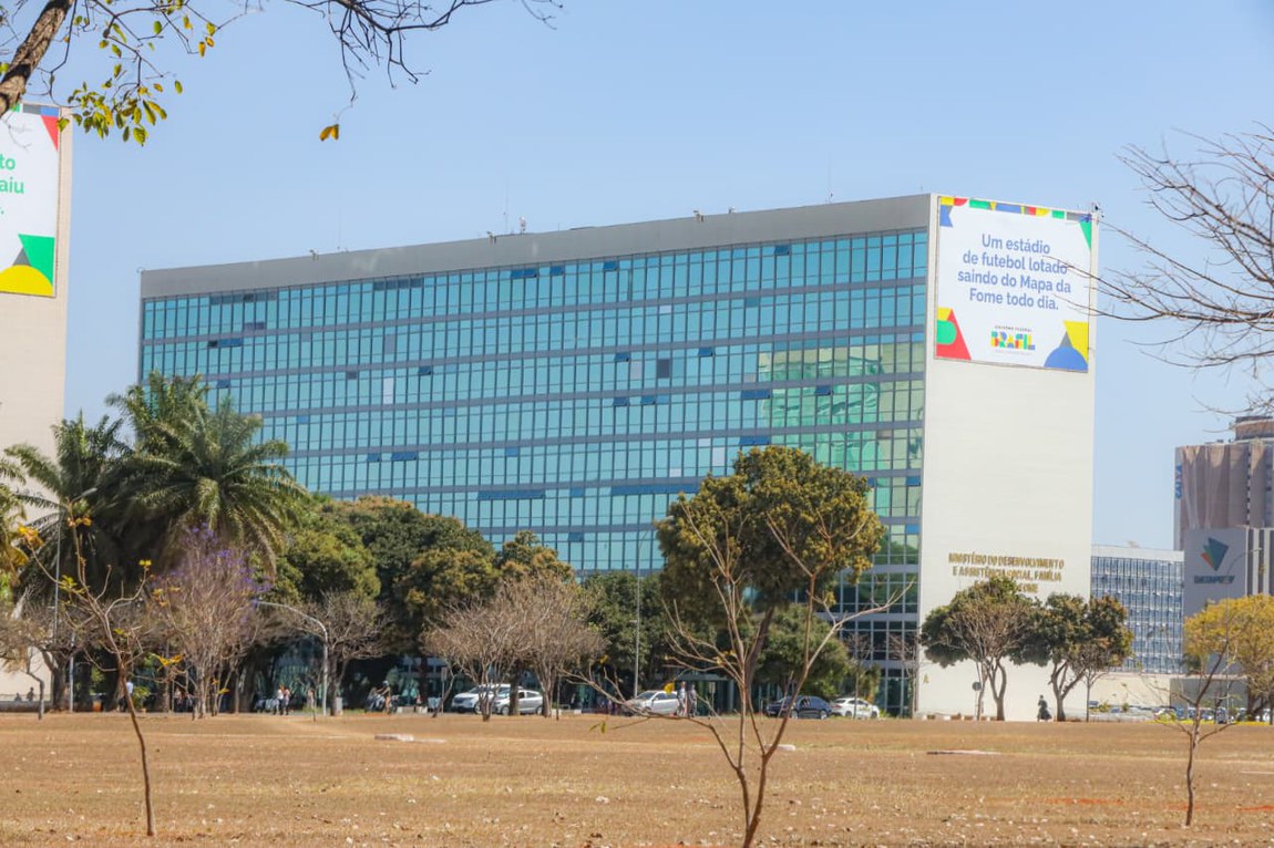 O MDS orienta que, em caso de dúvidas, o cidadão deve procurar a Ouvidoria pelo Disque Social 121 ou buscar informações nos canais oficiais