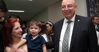 Em prol da inclusão social, governo federal homenageia menino autista
