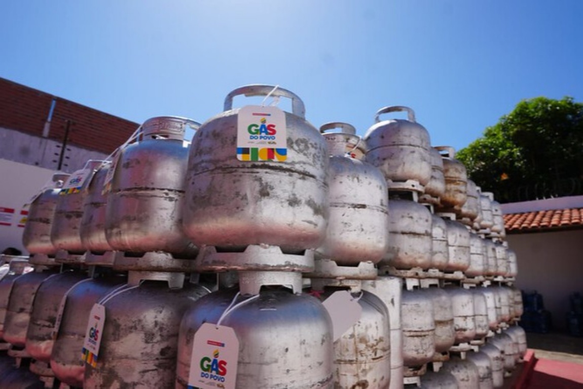 Programa substitui o Auxílio Gás dos Brasileiros e garante ao beneficiário a recarga gratuita do botijão. Consumidores relatam não ter mais que completar valores para ter o produto