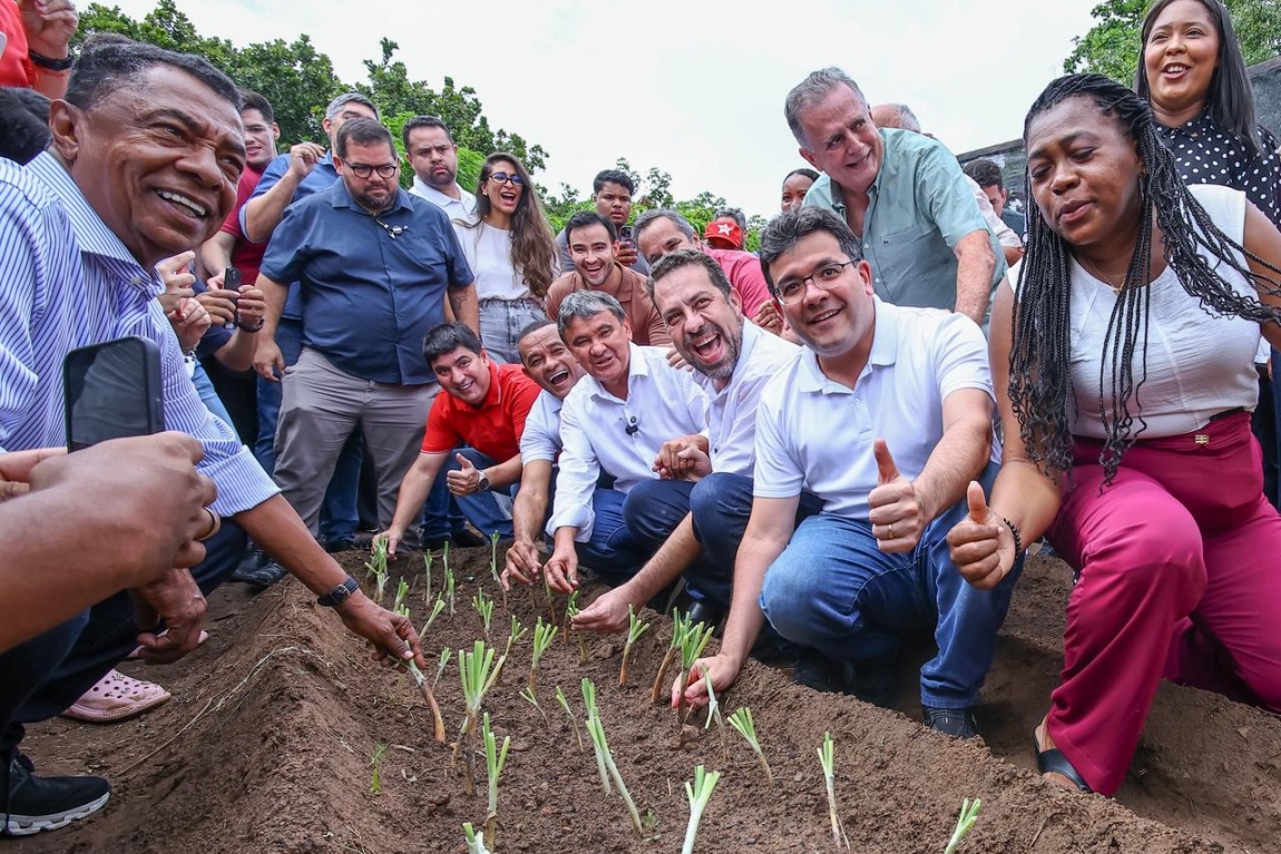Por meio do PAA e em parceria com a Conab, o MDS formalizou apoio para aquisição e distribuição de 59 toneladas de alimentos a famílias vulneráveis até o final de 2026. Implantação de unidades do Sisteminha e medidas de inclusão socioeconômica também foram divulgadas