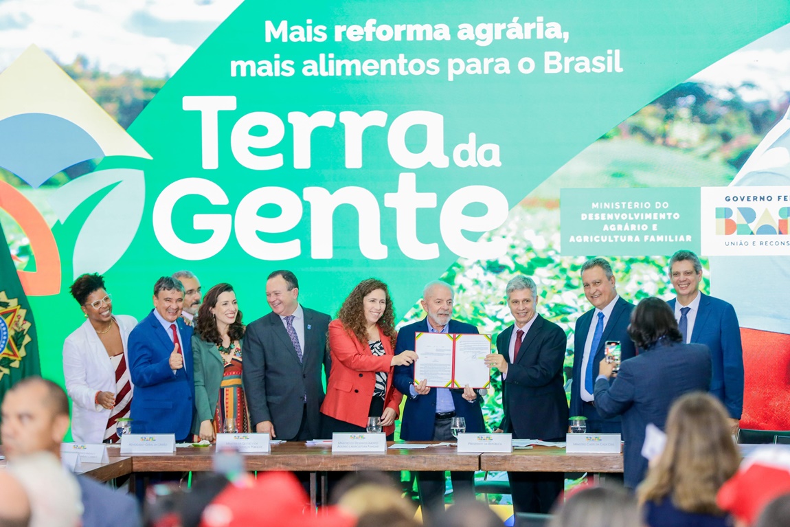 Presidente Lula assinou decreto que estabelece nova estratégia para assentar 295 mil famílias até 2026. Iniciativas como PAA, Pronaf, Fomento Rural e Bolsa Verde têm estimulado a agricultura familiar no país