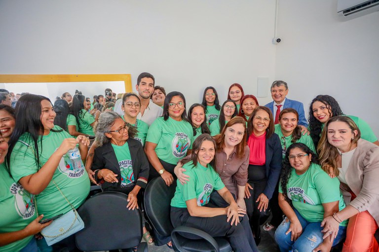 Wellington Dias visitou o salão solidário construído pelo Instituto, onde 144 alunos foram capacitados em cursos de cabeleireiro, manicure e barbeiro. (Foto: Roberta Aline / MDS) 