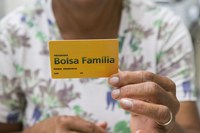 Mais de 279 mil famílias em Sergipe podem sacar o Bolsa Família a partir desta quarta-feira (12)