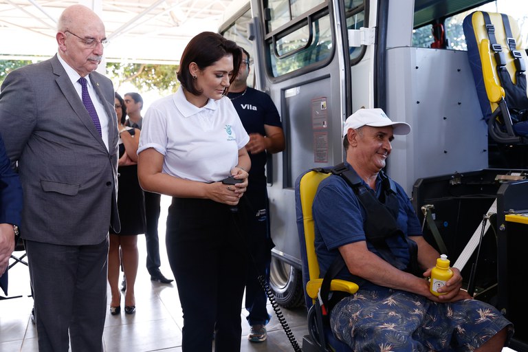 O ministro Osmar Terra e a primeira-dama Michelle Bolsonaro durante a entrega dos veículos