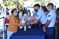 Ministérios da Cidadania e Defesa entregam kits de alimentos a famílias carentes