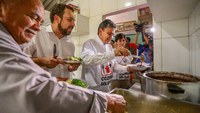 Ministro do Desenvolvimento Social conhece cozinha solidária para transformar projeto em política pública