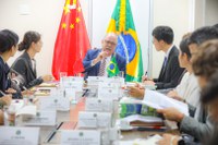 Ministro interino Osmar Júnior recebe representantes de universidade chinesa