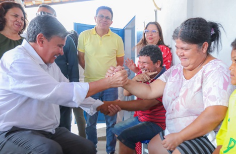 Maria Layana Santos, beneficiária do Bolsa Família, retira refeições para a sua família na Cozinha Solidária Teresinha de Jesus (Foto André Oliveira - MDS)