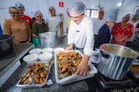 Ministro Wellington Dias visita cozinha solidária em Teresina