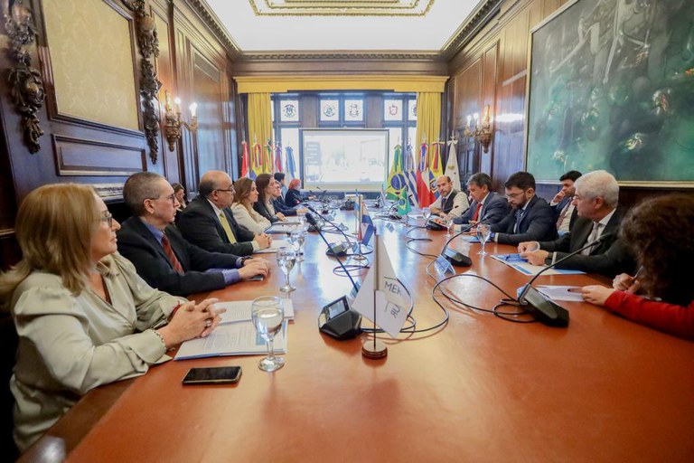 Ministros de Sudamérica intercambian experiencias en el campo social en encuentro en Argentina