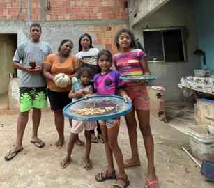 Eloísa e família com a diversidade de produtos obtidos após o investimento dos recursos do Fomento Rural (Foto: MDS / Divulgação)
