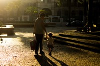 Mulheres dedicam quase 10 horas a mais por semana do que os homens a cuidados não remunerados