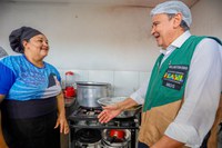 Wellington Dias visita projeto Comida na Mesa na Casa Santa Dulce dos Pobres