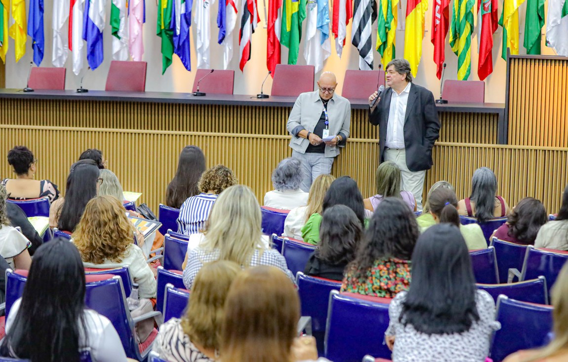 Objetivo do encontro é a elaboração coletiva de um material de referência para a capacitação dos profissionais durante o período de reestruturação do programa