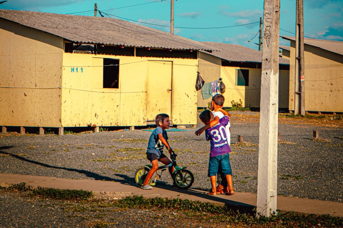 Famílias percorrem milhares de quilômetros em busca de dignidade, trabalho e futuro para os filhos, encontrando acolhimento, cuidado e novas oportunidades