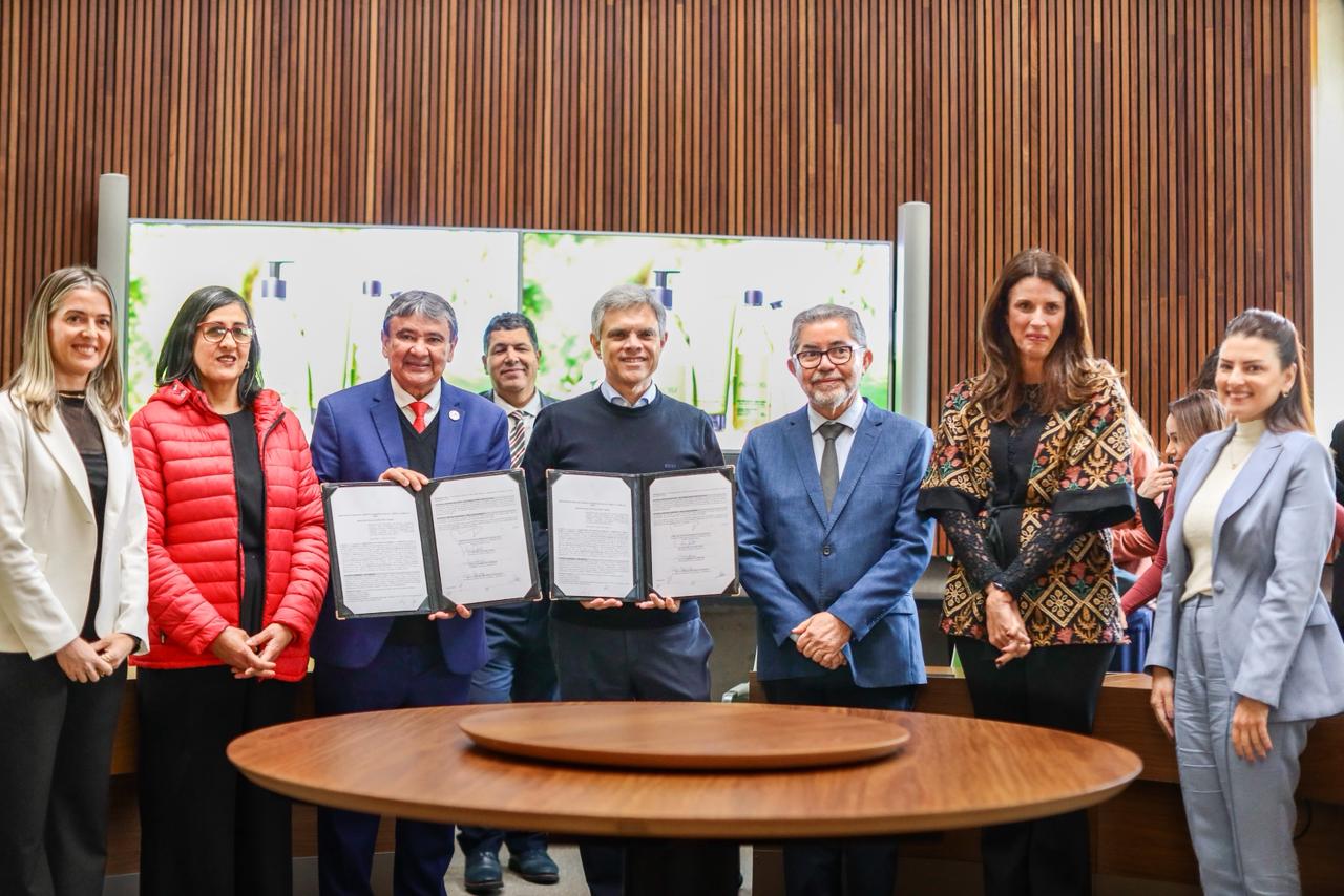Projeto-piloto em São Paulo e Salvador oferecerá capacitação gratuita em beleza e empreendedorismo com a empresa. Já acordo com instituto social fortalece inclusão produtiva em favelas e periferias