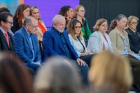 Presidente Lula sanciona lei que garante igualdade salarial entre mulheres e homens