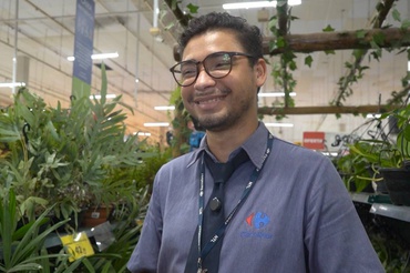 Em Natal, Ivan Olivera é um dos 100 mil contratados por empresa varejista, via acordo com o MDS. Ele conta que Bolsa Família ajudou quando pais estavam desempregados e que, agora, seu salário auxilia na renda em casa