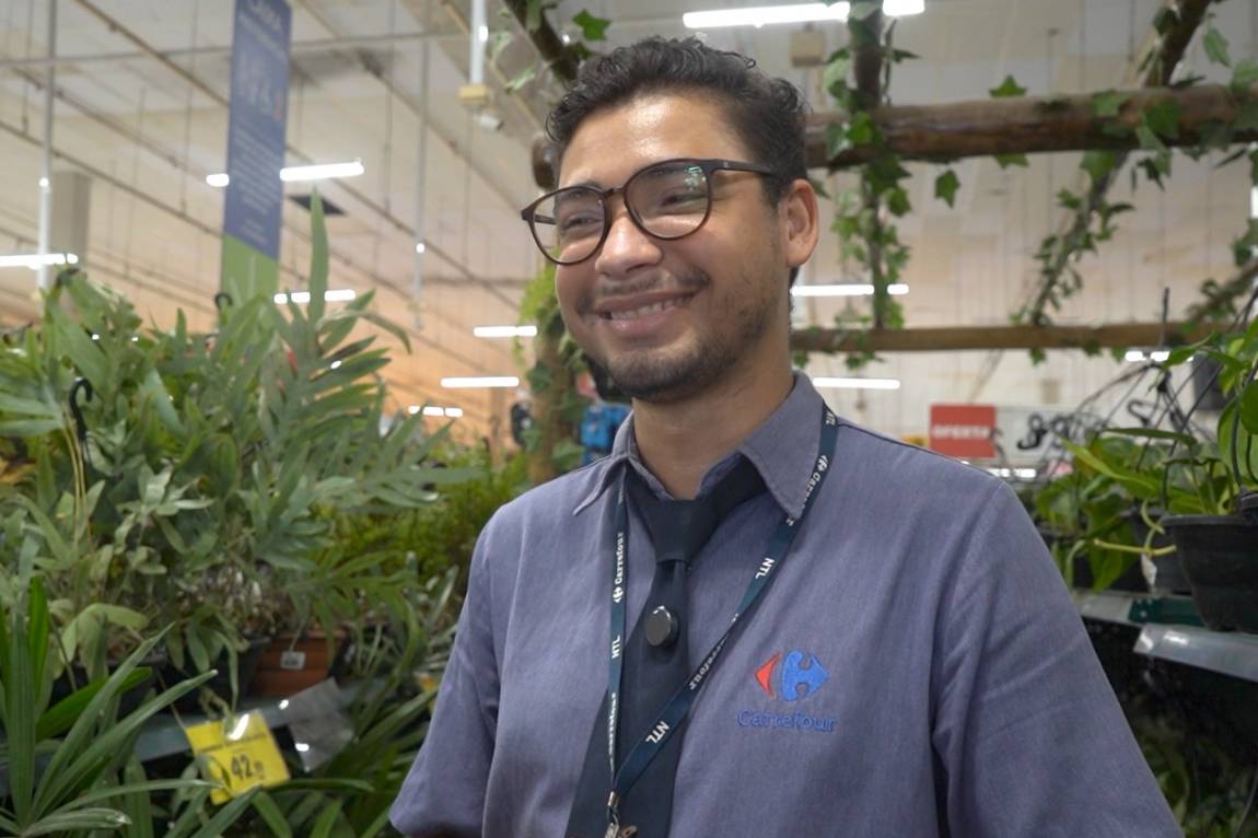 Em Natal, Ivan Olivera é um dos 100 mil contratados por empresa varejista, via acordo com o MDS. Ele conta que Bolsa Família ajudou quando pais estavam desempregados e que, agora, seu salário auxilia na renda em casa