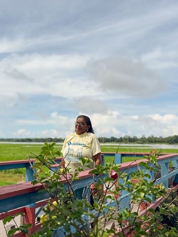 Graças ao programa Cisternas, pela primeira vez em 53 anos, a agricultora Cátia Azevedo teve chuveiro e saneamento em casa (Foto: Luana Corrêa)