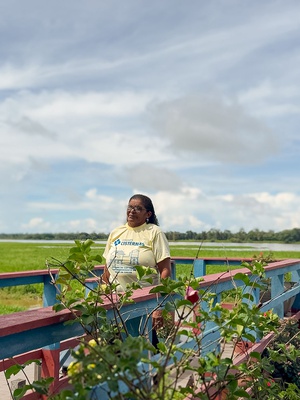 Graças ao programa Cisternas, pela primeira vez em 53 anos, a agricultora Cátia Azevedo teve chuveiro e saneamento em casa (Foto: Luana Corrêa)